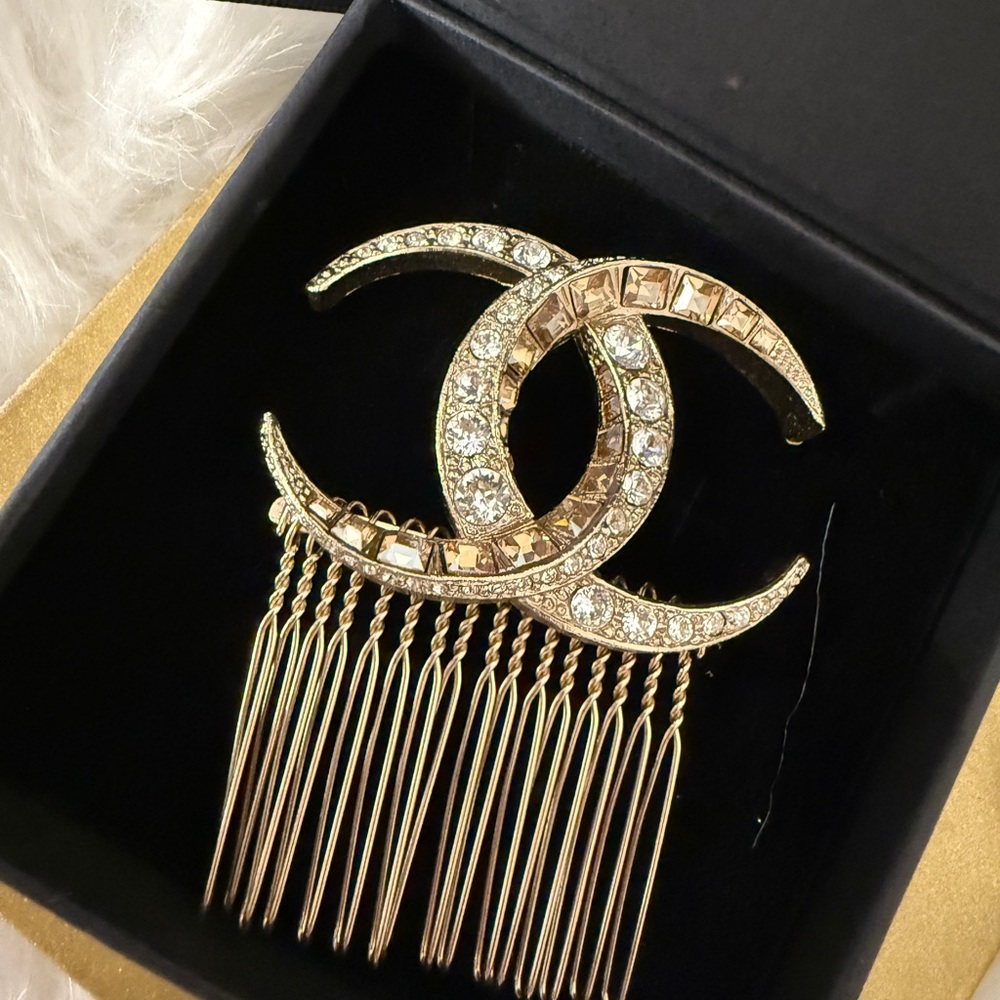 Chanel Dubai 2015 CC Crystal Embellished Gold Tone Hair Comb - Picture 4 of 8